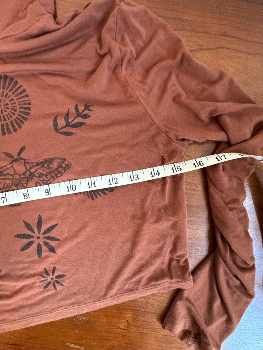 Hand Printed | AKIRA Rust Brown Long Sleeve Graphic Turtleneck Crop Top | Size M - Picture 3 of 7